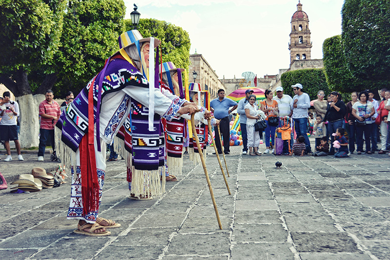 people watching street performers